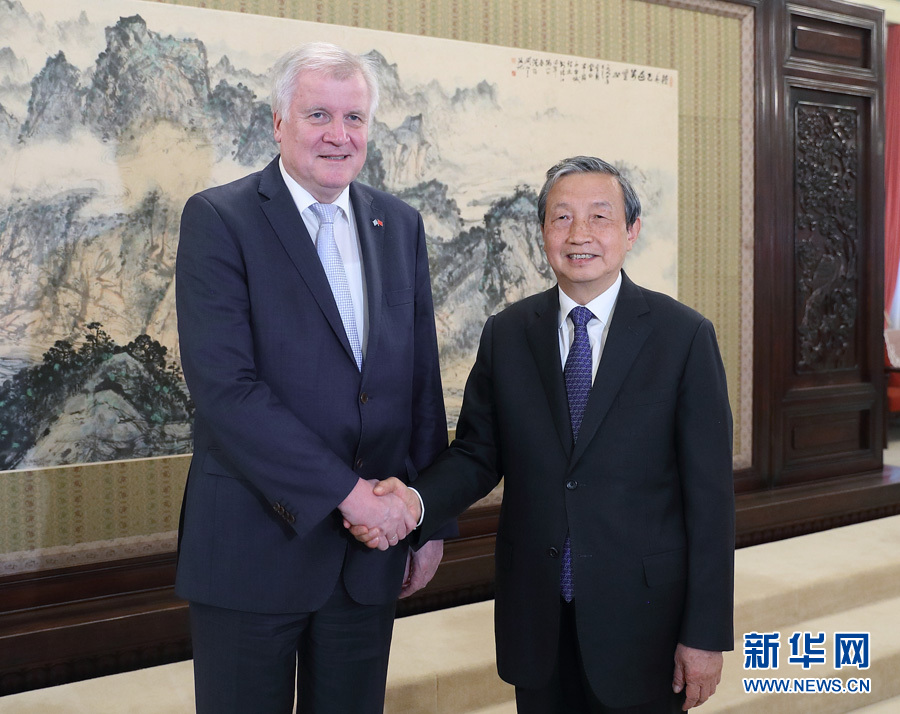 5月10日，國務(wù)院副總理馬凱在北京中南海紫光閣會見德國巴伐利亞州州長、基社盟主席霍斯特&middot;澤霍費(fèi)爾一行。 新華社記者王曄攝