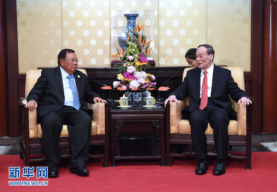 5月13日，中共中央政治局常委、中央紀(jì)委書(shū)記王岐山在北京釣魚(yú)臺(tái)國(guó)賓館會(huì)見(jiàn)老撾人民革命黨中央總書(shū)記、國(guó)家主席本揚(yáng)。 新華社記者 饒愛(ài)民攝
