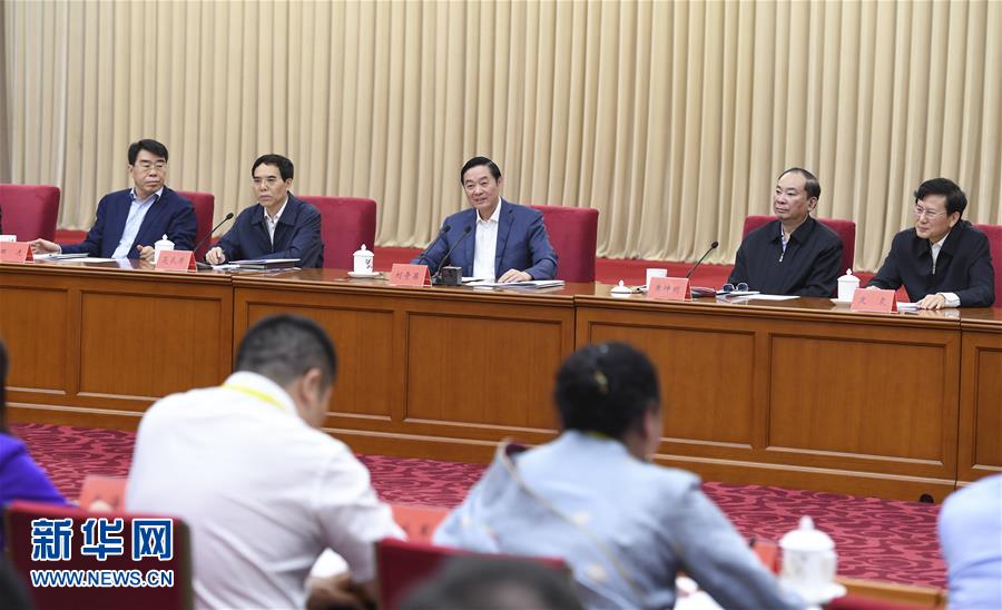 5月18日，中共中央政治局委員、中央書(shū)記處書(shū)記、中宣部部長(zhǎng)劉奇葆在北京出席紀(jì)念新華書(shū)店成立80周年座談會(huì)并講話(huà)。 新華社記者 張領(lǐng) 攝