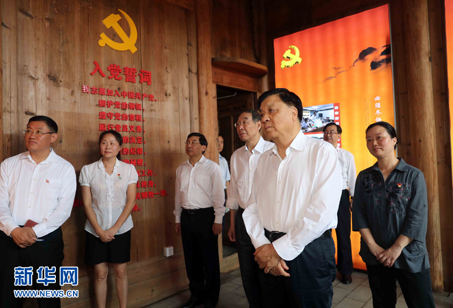 6月8日至10日，中共中央政治局常委、中央書記處書記劉云山在福建調(diào)研。這是6月9日，劉云山專程來到政和縣石圳村，深入了解廖俊波的事跡。新華社記者 劉衛(wèi)兵 攝