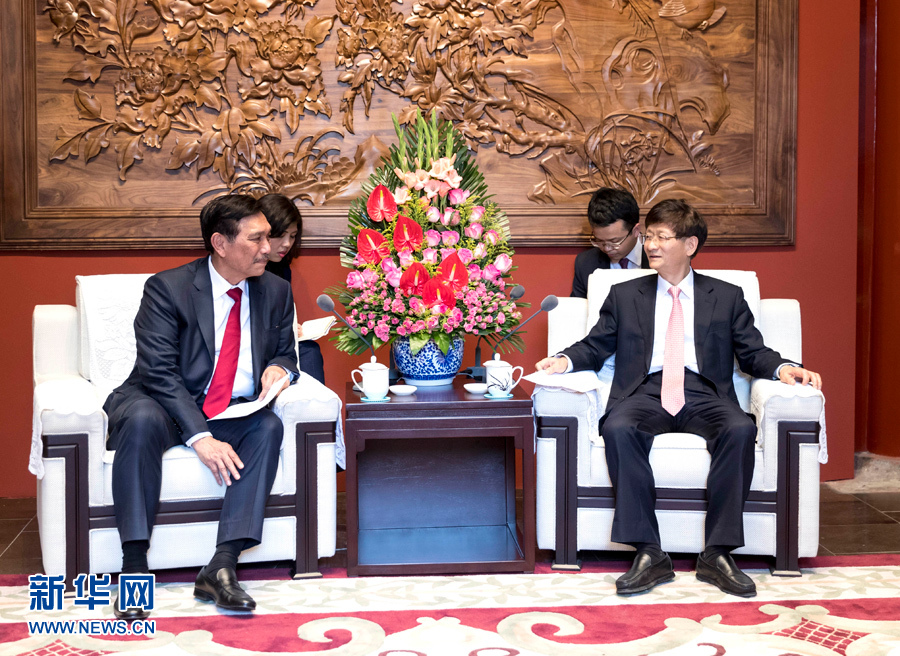 6月15日，中共中央政治局委員、中央政法委書記孟建柱在北京會(huì)見印尼總統(tǒng)特使、海洋統(tǒng)籌部長盧胡特。   新華社記者 丁海濤攝