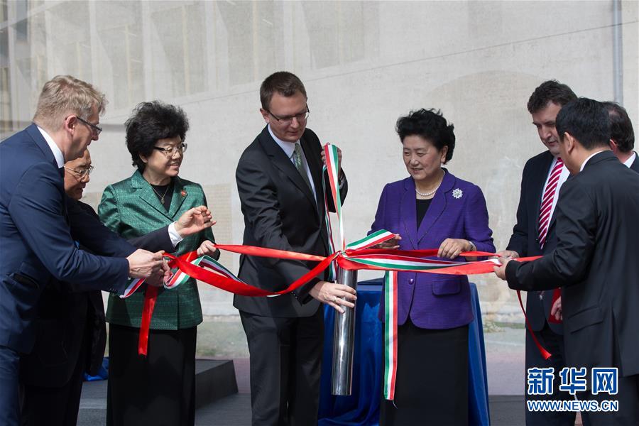 6月18日，在匈牙利布達(dá)佩斯，中國國務(wù)院副總理劉延?xùn)|在考察匈牙利塞梅爾維斯醫(yī)科大學(xué)時(shí)為健康學(xué)院新教學(xué)樓奠基。中國國務(wù)院副總理劉延?xùn)|18日在布達(dá)佩斯考察匈牙利塞梅爾維斯醫(yī)科大學(xué)并出席中匈中醫(yī)藥教育合作系列活動。 新華社發(fā)（弗爾季&middot;奧蒂洛攝） 