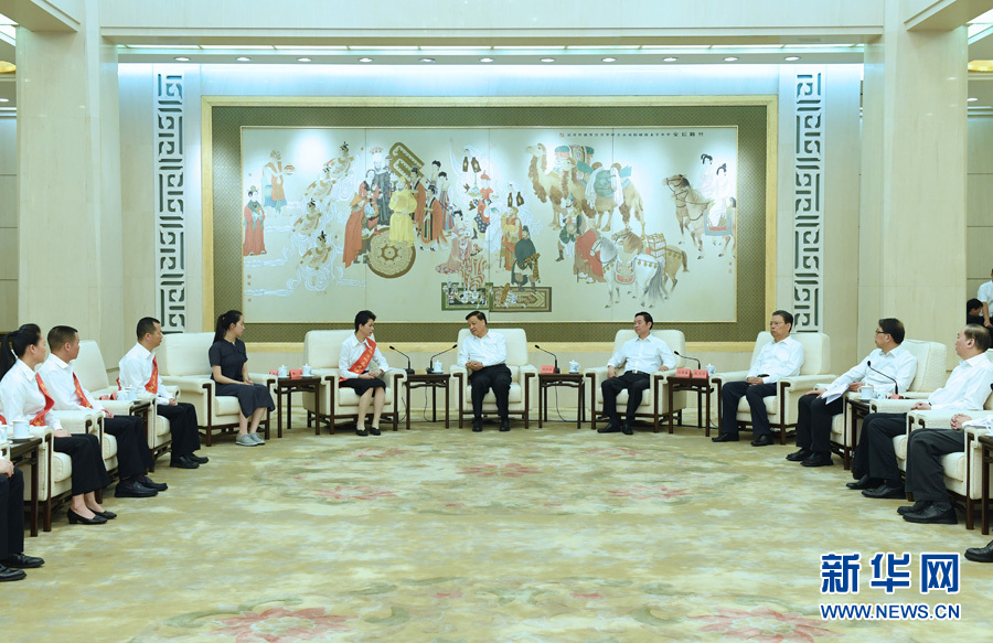 6月21日，廖俊波同志先進(jìn)事跡報(bào)告會在北京人民大會堂舉行。報(bào)告會前，中共中央政治局常委、中央書記處書記劉云山會見報(bào)告團(tuán)成員，代表習(xí)近平總書記，代表黨中央，向廖俊波同志家屬表示親切慰問，并頒發(fā)黨中央追授廖俊波同志&ldquo;全國優(yōu)秀共產(chǎn)黨員&rdquo;證書、獎?wù)?。新華社記者 饒愛民 攝