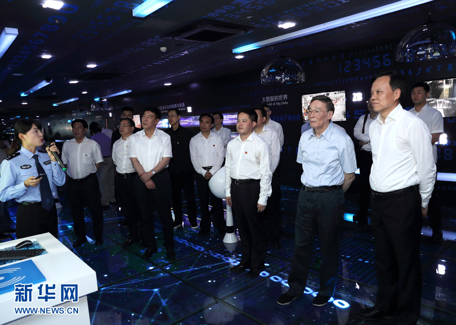 6月20日至22日，中共中央政治局常委、中央紀委書記王岐山在貴州省檢查紀檢監(jiān)察工作。這是6月21日，王岐山在調(diào)研期間考察貴陽大數(shù)據(jù)應用展示中心。新華社記者 王曄 攝