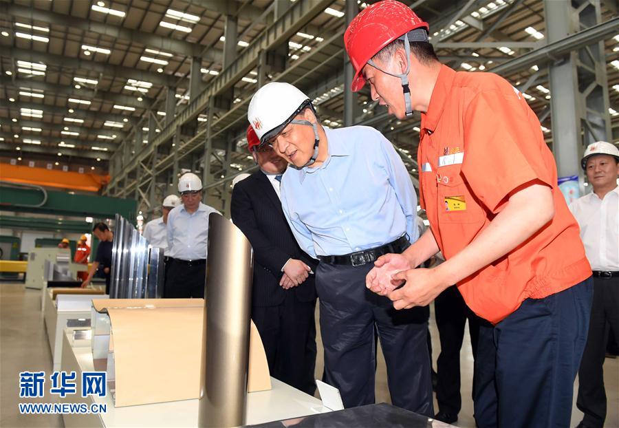 6月22日至24日，中共中央政治局常委、中央書記處書記劉云山在遼寧調(diào)研。這是6月22日，劉云山在營口市忠旺鋁業(yè)公司調(diào)研。 新華社記者張鐸 攝