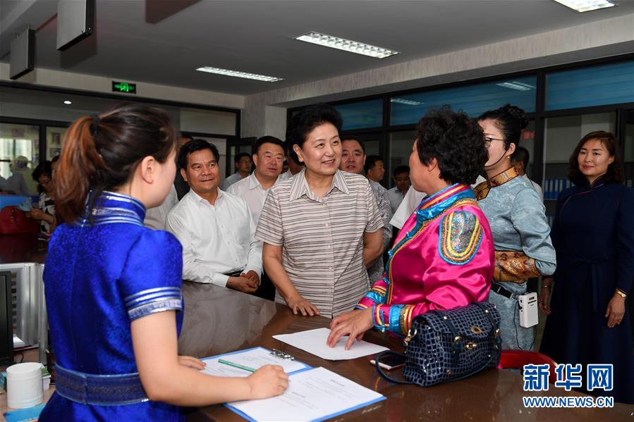 6月25日，全國民族團(tuán)結(jié)進(jìn)步創(chuàng)建經(jīng)驗(yàn)交流現(xiàn)場會在內(nèi)蒙古興安盟召開，中共中央政治局委員、國務(wù)院副總理劉延?xùn)|出席會議并講話。在內(nèi)蒙古期間，劉延?xùn)|考察內(nèi)蒙古人民代表會議舊址即&ldquo;五一會址&rdquo;，深入社區(qū)看望各族干部群眾。這是劉延?xùn)|在興安盟科右前旗興科社區(qū)與群眾交談。新華社記者 陳曄華 攝