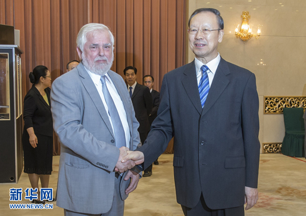 6月28日，中共中央書記處書記、全國(guó)政協(xié)副主席、中國(guó)經(jīng)濟(jì)社會(huì)理事會(huì)主席杜青林在北京會(huì)見歐盟經(jīng)濟(jì)社會(huì)委員會(huì)主席達(dá)西斯。 新華社記者 崔新鈺 攝