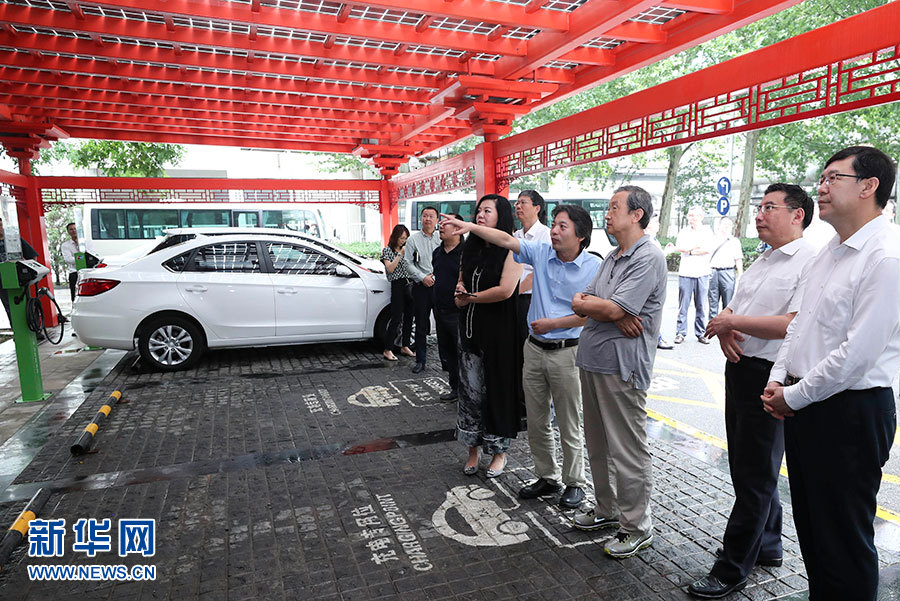 近日，中共中央政治局委員、國務(wù)院副總理馬凱在北京調(diào)研新能源汽車產(chǎn)業(yè)發(fā)展。這是7月4日，馬凱在北京深入新能源汽車充換電設(shè)施、充電服務(wù)平臺、分時租賃等單位調(diào)研。新華社記者 龐興雷 攝