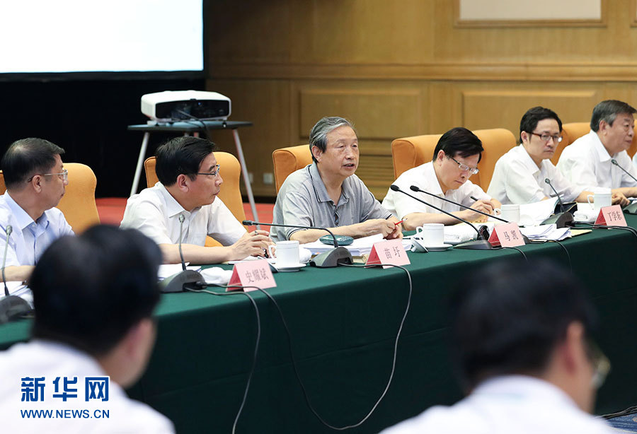 近日，中共中央政治局委員、國務(wù)院副總理馬凱在北京調(diào)研新能源汽車產(chǎn)業(yè)發(fā)展。這是7月4日，馬凱在北京深入新能源汽車充換電設(shè)施、充電服務(wù)平臺、分時租賃等單位調(diào)研，并主持召開推廣應(yīng)用座談會。新華社記者 龐興雷 攝