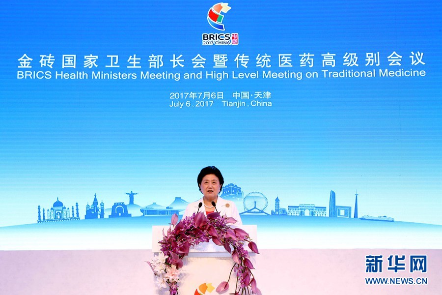 7月6日，金磚國家衛(wèi)生部長(zhǎng)會(huì)暨傳統(tǒng)醫(yī)藥高級(jí)別會(huì)議在天津開幕。國家主席習(xí)近平發(fā)來賀信，對(duì)會(huì)議召開表示祝賀。國務(wù)院副總理劉延?xùn)|在開幕式上宣讀習(xí)近平的賀信并發(fā)表主旨演講。新華社記者 張玉薇 攝