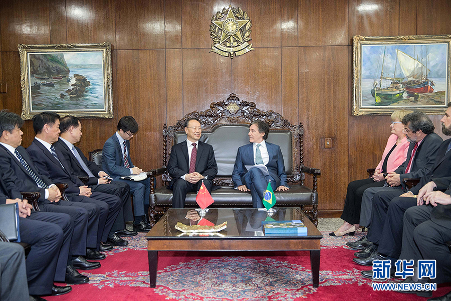 7月11日，在巴西首都巴西利亞，中共中央書(shū)記處書(shū)記、全國(guó)政協(xié)副主席杜青林（中左）會(huì)見(jiàn)巴西參議院議長(zhǎng)歐尼西奧&middot;奧利維拉（中右）。新華社記者李明攝