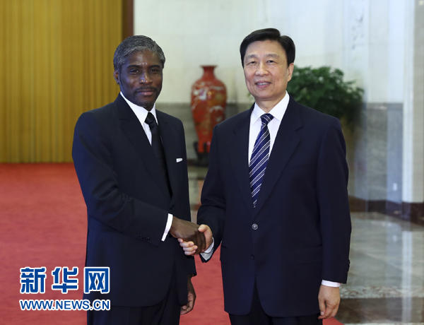 7月13日，中國(guó)國(guó)家副主席李源潮在北京人民大會(huì)堂與赤道幾內(nèi)亞副總統(tǒng)曼格會(huì)談。 新華社記者 謝環(huán)馳 攝