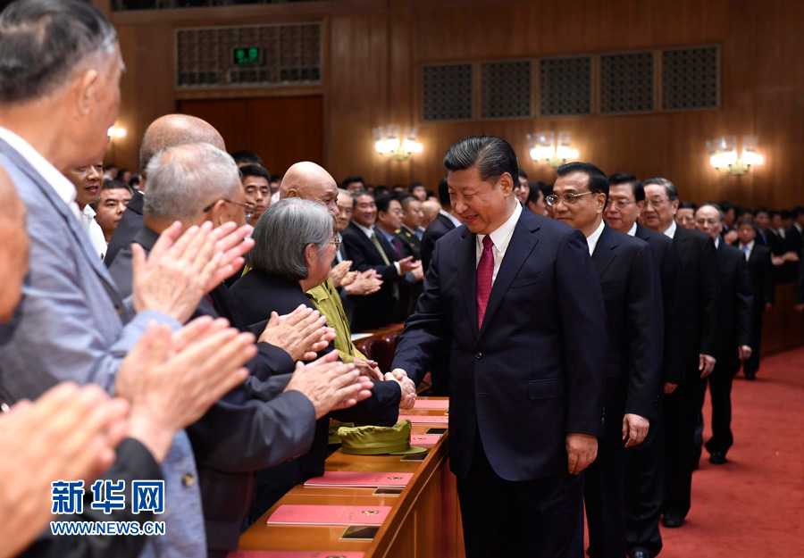 7月28日，慶祝中國人民解放軍建軍90周年文藝晚會《在黨的旗幟下》在北京人民大會堂舉行。中共中央總書記、國家主席、中央軍委主席習近平和李克強、張德江、俞正聲、劉云山、王岐山、張高麗等黨和國家領導人，與首都3000多名各界群眾一起觀看演出。演出開始前，習近平等與老戰(zhàn)士、老同志代表和&ldquo;八一勛章&rdquo;獲得者親切握手。新華社記者 李學仁 攝