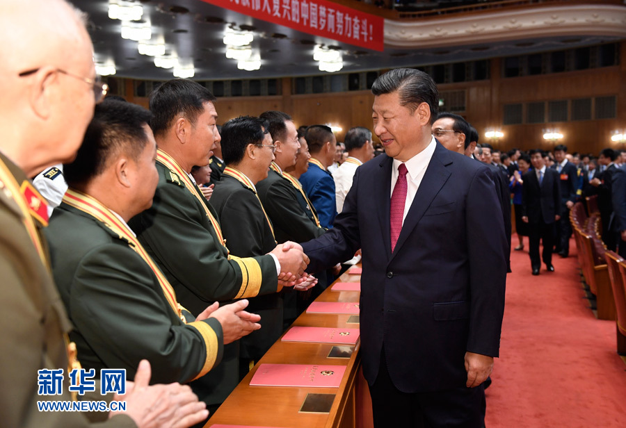 7月28日，慶祝中國人民解放軍建軍90周年文藝晚會《在黨的旗幟下》在北京人民大會堂舉行。中共中央總書記、國家主席、中央軍委主席習近平和李克強、張德江、俞正聲、劉云山、王岐山、張高麗等黨和國家領導人，與首都3000多名各界群眾一起觀看演出。演出開始前，習近平等與老戰(zhàn)士、老同志代表和&ldquo;八一勛章&rdquo;獲得者親切握手。新華社記者 李學仁 攝