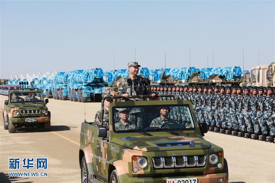 7月30日上午，慶祝中國(guó)人民解放軍建軍90周年閱兵在朱日和聯(lián)合訓(xùn)練基地隆重舉行。中共中央總書記、國(guó)家主席、中央軍委主席習(xí)近平檢閱部隊(duì)并發(fā)表重要講話。這是習(xí)近平乘車檢閱部隊(duì)。新華社記者 李剛 攝