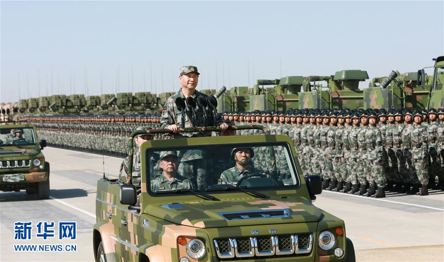 7月30日上午，慶祝中國(guó)人民解放軍建軍90周年閱兵在朱日和聯(lián)合訓(xùn)練基地隆重舉行。中共中央總書記、國(guó)家主席、中央軍委主席習(xí)近平檢閱部隊(duì)并發(fā)表重要講話。這是習(xí)近平乘車檢閱部隊(duì)。新華社記者 李剛 攝