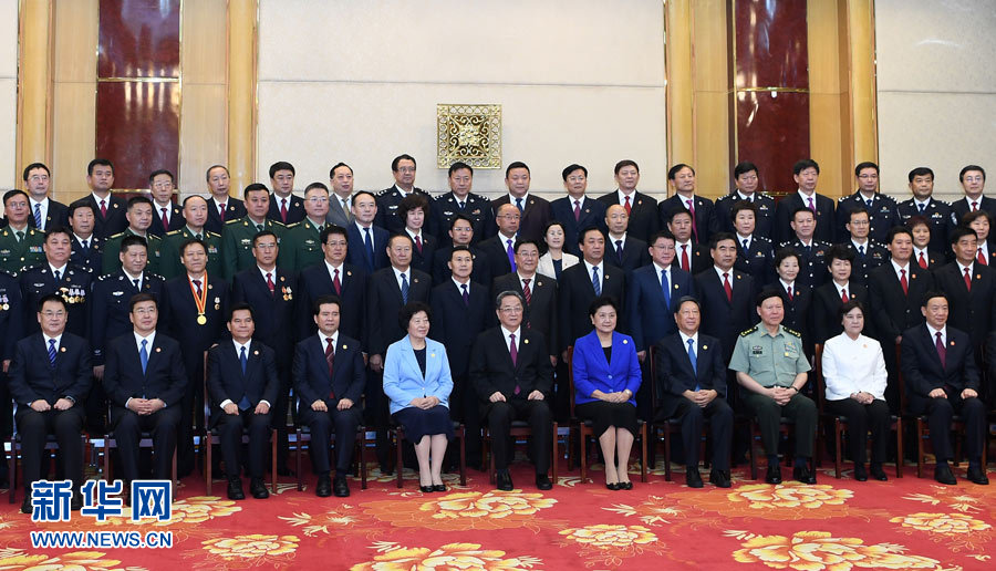 8月7日，中共中央政治局常委、全國(guó)政協(xié)主席、中央代表團(tuán)團(tuán)長(zhǎng)俞正聲率代表團(tuán)部分成員分別赴內(nèi)蒙古軍區(qū)、武警內(nèi)蒙古總隊(duì)、武警內(nèi)蒙古森林總隊(duì)慰問(wèn)，并會(huì)見(jiàn)自治區(qū)政法干警代表。這是俞正聲會(huì)見(jiàn)自治區(qū)政法干警代表并合影。新華社記者 張領(lǐng) 攝