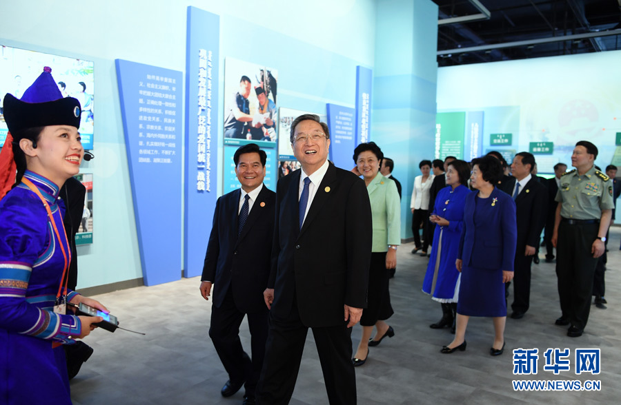 8月7日，中共中央政治局常委、全國政協(xié)主席、中央代表團團長俞正聲率代表團全體成員來到內蒙古展覽館，參觀《守望相助團結奮斗&mdash;&mdash;慶祝內蒙古自治區(qū)成立70周年展覽》。 新華社記者 張領 攝