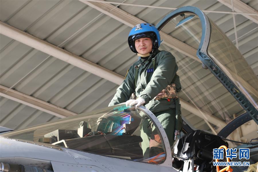 （建軍90周年&middot;英雄&middot;圖文互動(dòng)）（1）聽，渤海灣有風(fēng)吹過(guò)來(lái)&mdash;&mdash;追記海軍某艦載航空兵部隊(duì)一級(jí)飛行員張超