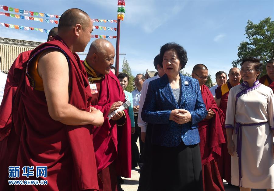 8月10日，中共中央政治局委員、中央統(tǒng)戰(zhàn)部部長(zhǎng)、中央代表團(tuán)副團(tuán)長(zhǎng)孫春蘭率中央代表團(tuán)三分團(tuán)繼續(xù)在內(nèi)蒙古自治區(qū)阿拉善盟看望慰問(wèn)，把以習(xí)近平同志為核心的黨中央的親切關(guān)懷和全國(guó)各族人民的美好祝福帶給阿拉善各族各界干部群眾。這是孫春蘭在佛教寺廟延福寺考察。新華社記者 任軍川 攝
