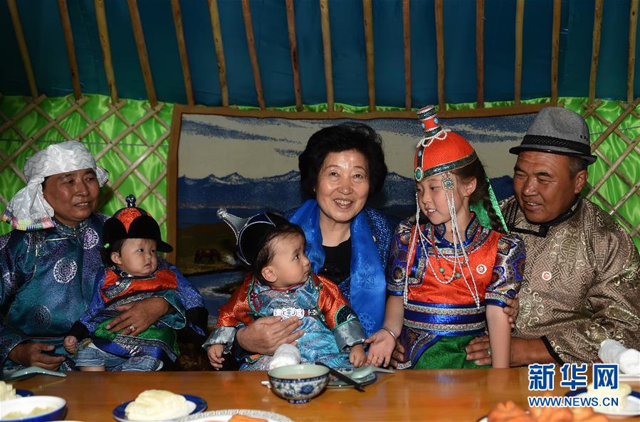 8月11日，帶著以習(xí)近平同志為核心的黨中央的親切關(guān)懷和全國(guó)各族人民的美好祝福，中共中央政治局委員、中央統(tǒng)戰(zhàn)部部長(zhǎng)、中央代表團(tuán)副團(tuán)長(zhǎng)孫春蘭率中央代表團(tuán)三分團(tuán)在錫林郭勒盟看望各族干部群眾，共同慶祝內(nèi)蒙古自治區(qū)成立70周年。這是孫春蘭在錫林浩特市寶力根蘇木牧民巴&middot;巴特爾（右一）家中看望。新華社記者 任軍川 攝