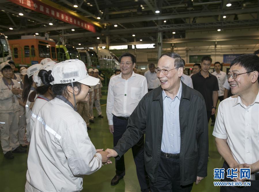 9月3日至5日，中共中央政治局常委、中央紀委書記、中央巡視工作領(lǐng)導(dǎo)小組組長王岐山在湖南省調(diào)研并主持召開巡察工作座談會。這是9月4日，王岐山到中國中車株洲電力機車有限公司考察。新華社記者 王曄 攝
