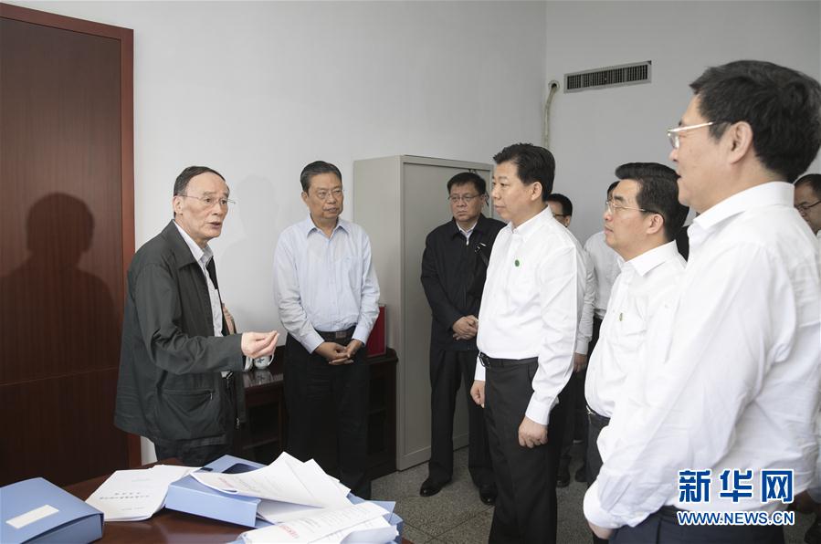 9月3日至5日，中共中央政治局常委、中央紀委書記、中央巡視工作領(lǐng)導(dǎo)小組組長王岐山在湖南省調(diào)研并主持召開巡察工作座談會。這是9月4日，王岐山來到株洲市委巡察辦看望巡察干部。新華社記者 王曄 攝
