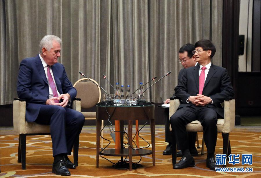 9月11日，在塞爾維亞首都貝爾格萊德，習(xí)近平主席特使、中共中央政治局委員、中央政法委書記孟建柱（右）會見塞爾維亞前總統(tǒng)尼科利奇（左）。新華社記者王慧娟攝