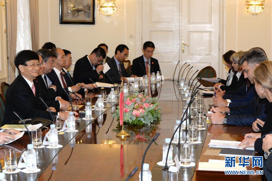 9月12日，克羅地亞總理普連科維奇（右二）在首都薩格勒布會(huì)見(jiàn)到訪(fǎng)的習(xí)近平主席特使、中共中央政治局委員、中央政法委書(shū)記孟建柱（左一）。新華社記者高磊攝