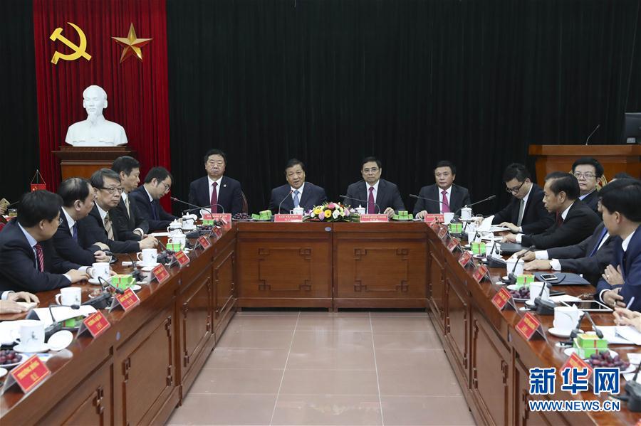 應(yīng)越南共產(chǎn)黨邀請，中共中央政治局常委、中央書記處書記劉云山9月18日至19日對越南進(jìn)行正式訪問。這是9月19日，劉云山在越共中央政治局委員范明政陪同下考察胡志明國家政治學(xué)院，并與曾赴華考察交流的越方學(xué)員代表進(jìn)行座談。 新華社記者龐興雷 攝