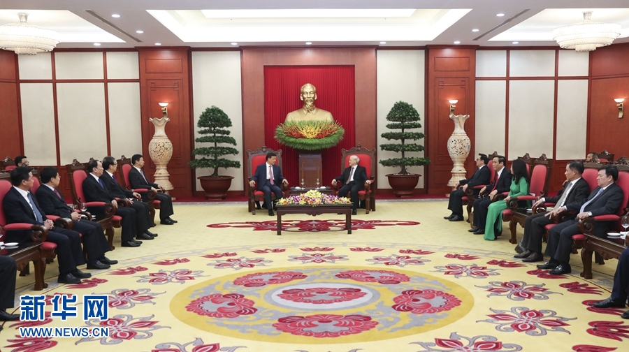 應(yīng)越南共產(chǎn)黨邀請，中共中央政治局常委、中央書記處書記劉云山9月18日至19日對越南進(jìn)行正式訪問。這是9月18日，劉云山在河內(nèi)會(huì)見越共中央總書記阮富仲。 新華社記者 龐興雷 攝