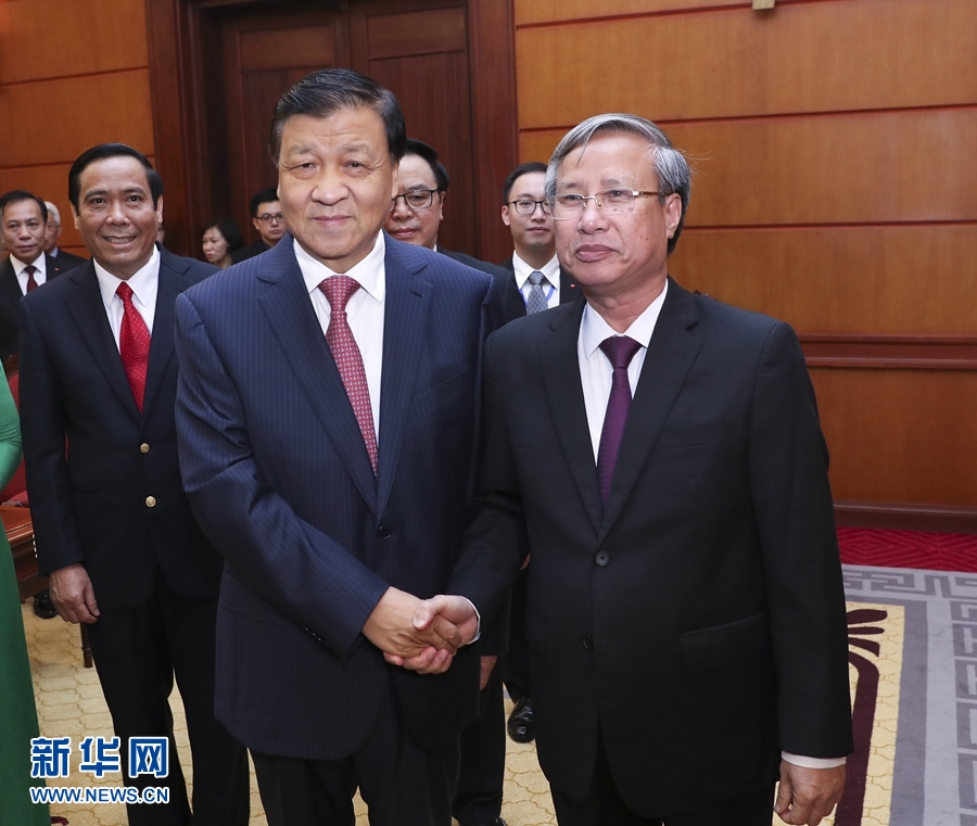 應(yīng)越南共產(chǎn)黨邀請，中共中央政治局常委、中央書記處書記劉云山9月18日至19日對越南進(jìn)行正式訪問。這是9月18日，劉云山在河內(nèi)與越共中央政治局委員陳國旺舉行會(huì)談。 新華社記者 龐興雷 攝