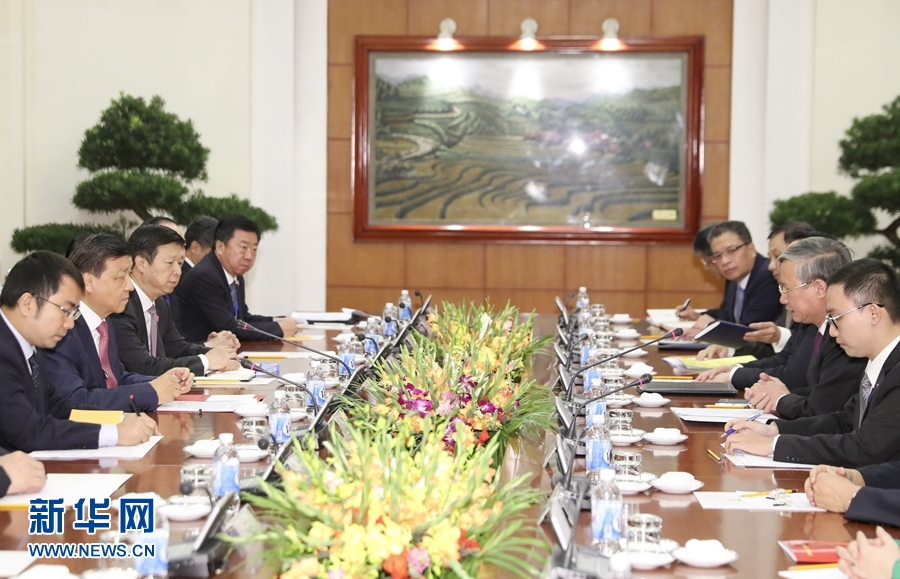 應(yīng)越南共產(chǎn)黨邀請，中共中央政治局常委、中央書記處書記劉云山9月18日至19日對越南進(jìn)行正式訪問。這是9月18日，劉云山在河內(nèi)與越共中央政治局委員陳國旺舉行會(huì)談。 新華社記者 丁林 攝