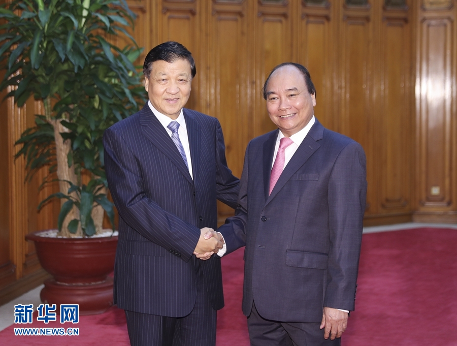 應(yīng)越南共產(chǎn)黨邀請，中共中央政治局常委、中央書記處書記劉云山9月18日至19日對越南進(jìn)行正式訪問。這是9月19日，劉云山在河內(nèi)會(huì)見越南總理阮春福。 新華社記者 丁林 攝