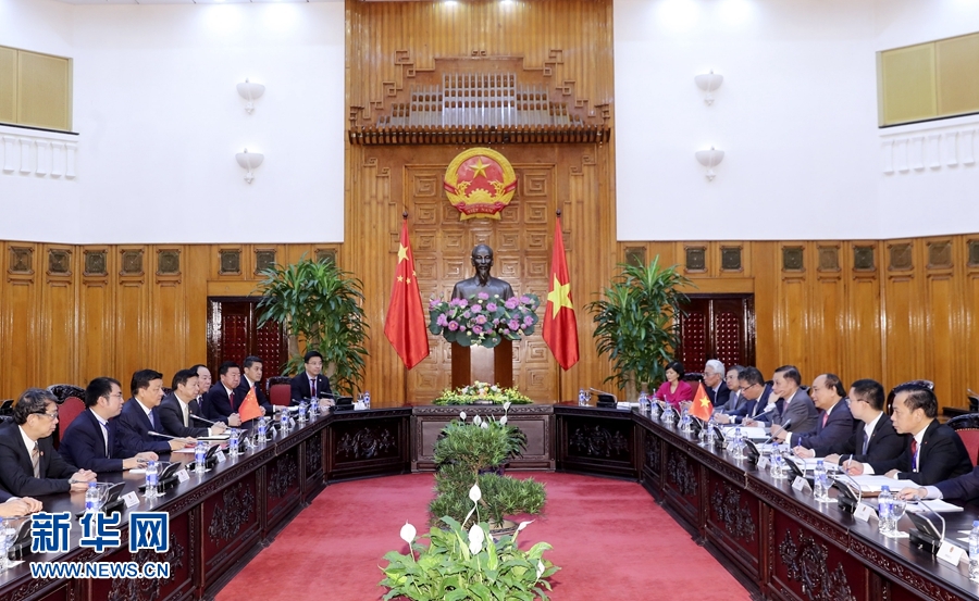 應(yīng)越南共產(chǎn)黨邀請，中共中央政治局常委、中央書記處書記劉云山9月18日至19日對越南進(jìn)行正式訪問。這是9月19日，劉云山在河內(nèi)會(huì)見越南總理阮春福。 新華社記者 丁林 攝