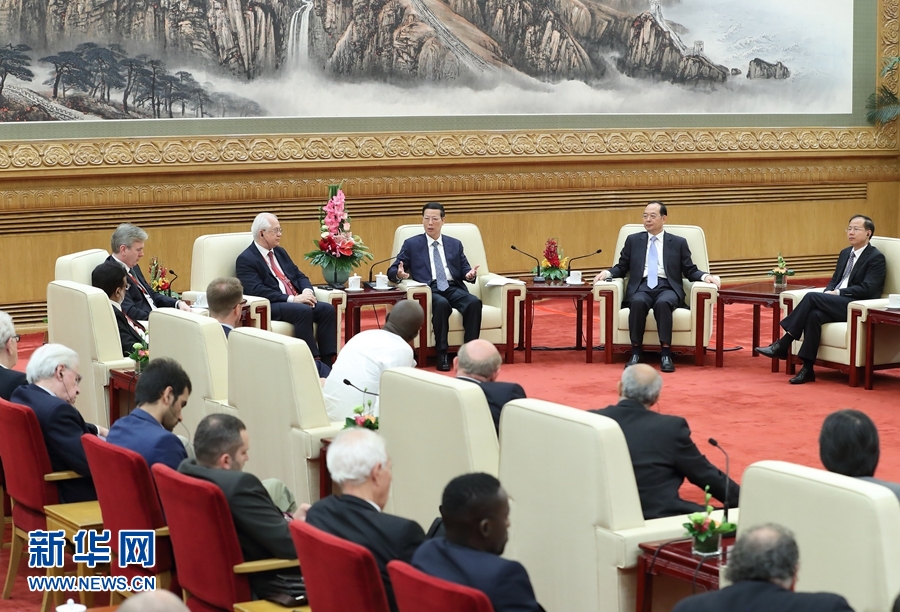 9月21日，中共中央政治局常委、國務(wù)院副總理張高麗在北京人民大會堂會見來華參加2017&ldquo;一帶一路&rdquo;媒體合作論壇的外方代表并回答大家關(guān)心的問題。新華社記者王曄攝 