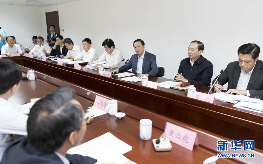 9月22日，中共中央政治局委員、中央書記處書記、中宣部部長劉奇葆在北京調(diào)研京劇像音像工程情況。這是劉奇葆與有關(guān)方面負(fù)責(zé)同志座談交流。新華社記者 丁海濤 攝