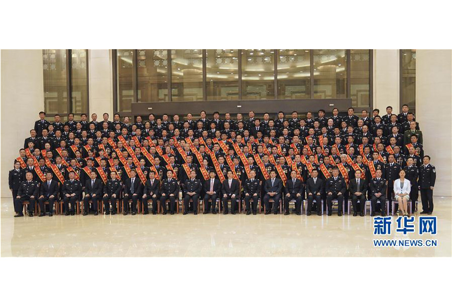 9月22日，&ldquo;熱血鑄劍&middot;丹心衛(wèi)民&rdquo;全國(guó)公安百佳刑警推選活動(dòng)揭曉?xún)x式在北京舉行。中共中央政治局委員、中央政法委書(shū)記孟建柱會(huì)見(jiàn)當(dāng)選民警并觀(guān)看揭曉?xún)x式。國(guó)務(wù)委員、公安部部長(zhǎng)郭聲琨參加會(huì)見(jiàn)并觀(guān)看揭曉?xún)x式。新華社記者 殷剛 攝