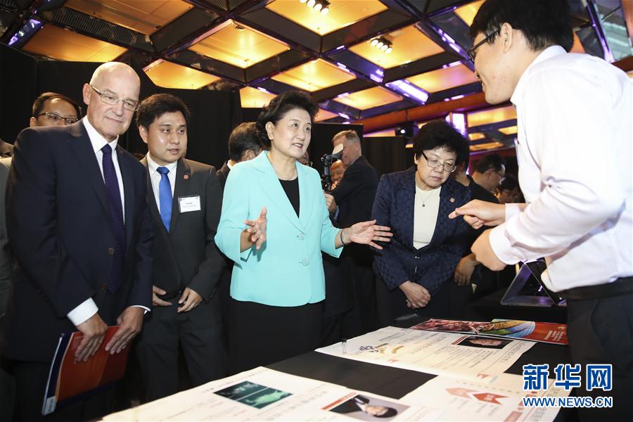 9月25日，在美國紐約，國務(wù)院副總理劉延?xùn)|（中）在紐約大學(xué)校長漢密爾頓（前左一）的陪同下參觀中美兩國青年創(chuàng)客產(chǎn)品展示。國務(wù)院副總理劉延?xùn)|25日在美國紐約大學(xué)出席中美創(chuàng)客峰會暨中美青年創(chuàng)客中心啟動儀式并講話。新華社記者 王迎 攝