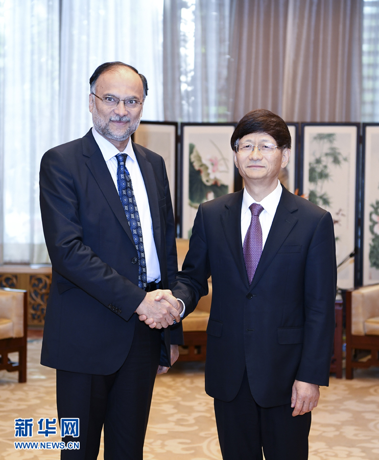 9月26日，中共中央政治局委員、中央政法委書記孟建柱在北京會見來華出席國際刑警組織第86屆全體大會的巴基斯坦內(nèi)政部長伊克巴爾。新華社記者 張領(lǐng) 攝