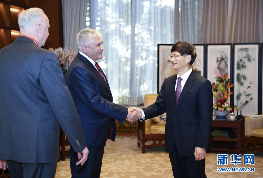 9月26日，中共中央政治局委員、中央政法委書記孟建柱在北京會見來華出席國際刑警組織第86屆全體大會的俄羅斯內(nèi)務(wù)部長科洛科利采夫（左二）和俄聯(lián)邦調(diào)查委員會主席巴斯特雷金（左一）。新華社記者 張領(lǐng) 攝 