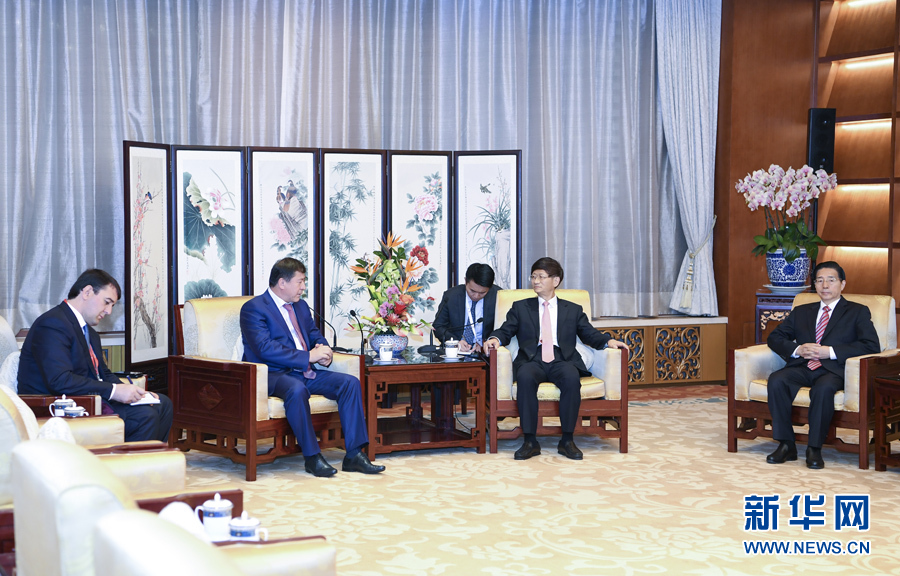 9月26日，中共中央政治局委員、中央政法委書記孟建柱在北京會見來華出席國際刑警組織第86屆全體大會的塔吉克斯坦內(nèi)務(wù)部長拉希姆佐達。國務(wù)委員、公安部部長郭聲琨參加有關(guān)會見。新華社記者 張領(lǐng) 攝
