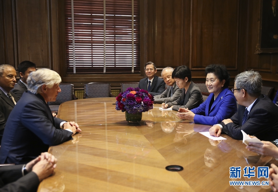 當(dāng)?shù)貢r(shí)間9月26日，國務(wù)院副總理劉延?xùn)|在紐約哥倫比亞大學(xué)出席中美大學(xué)校長與智庫論壇并發(fā)表主旨演講。這是論壇開始前，國務(wù)院副總理劉延?xùn)|（右二）會(huì)見哥倫比亞大學(xué)校長博林格（左）。新華社記者 王迎 攝