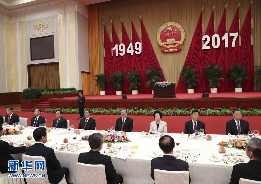 9月28日，全國(guó)政協(xié)辦公廳、中共中央統(tǒng)戰(zhàn)部、國(guó)務(wù)院僑辦、國(guó)務(wù)院港澳辦、國(guó)務(wù)院臺(tái)辦在北京人民大會(huì)堂聯(lián)合舉行國(guó)慶招待會(huì)。中共中央政治局常委、全國(guó)政協(xié)主席俞正聲與2800多名港澳臺(tái)僑各界代表歡聚一堂，慶祝中華人民共和國(guó)成立68周年。這是俞正聲在招待會(huì)上致辭。新華社記者 龐興雷 攝