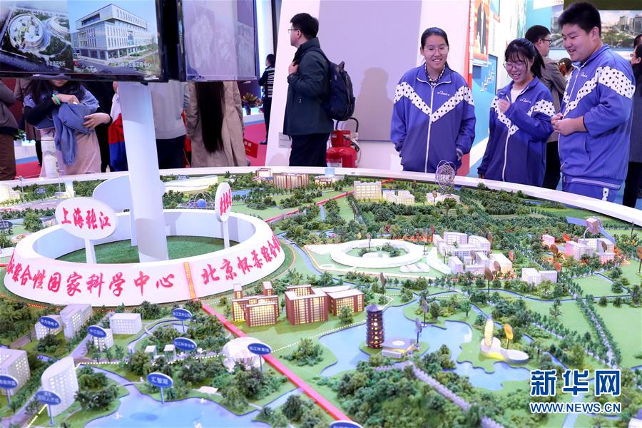 （十九大時(shí)光&middot;圖文互動(dòng)）（4）向著夢(mèng)想，奮進(jìn)！&mdash;&mdash;來(lái)自&ldquo;砥礪奮進(jìn)的五年&rdquo;大型成就展現(xiàn)場(chǎng)的報(bào)道 