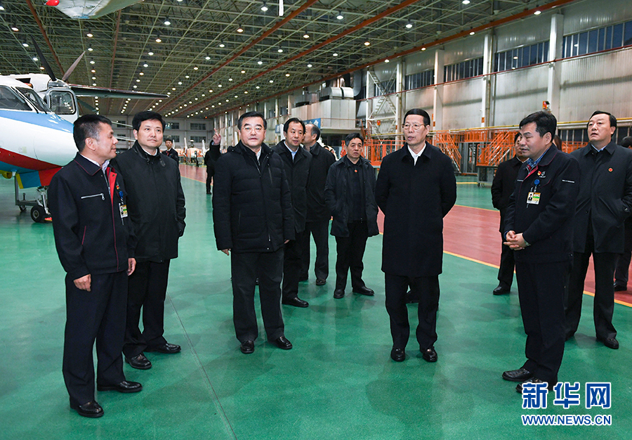 11月14日至15日，國務(wù)院副總理張高麗在黑龍江調(diào)研。這是11月14日，張高麗到哈爾濱飛機(jī)工業(yè)集團(tuán)有限責(zé)任公司了解國有老企業(yè)轉(zhuǎn)型升級(jí)情況。 新華社記者 高潔 攝
