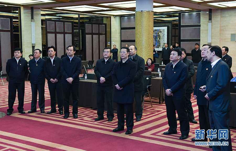 11月14日至15日，國務(wù)院副總理張高麗在黑龍江調(diào)研。這是11月14日，張高麗到黑龍江糧食交易市場(chǎng)了解糧食生產(chǎn)和銷售、糧食產(chǎn)品深加工、政策性儲(chǔ)糧去庫存等工作。 新華社記者 高潔 攝