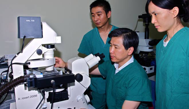 成功實施西南地區(qū)首例試管嬰兒手術(shù)。