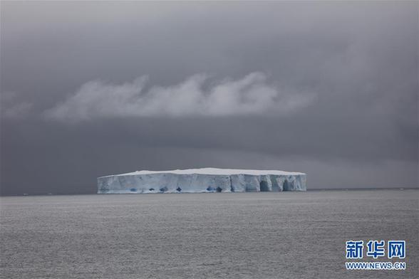 （圖文互動）（2）專訪：在南極，最美的藍冰可能通向死亡&mdash;&mdash;中國南極科考隊員講述&ldquo;冰縫驚魂記&rdquo;