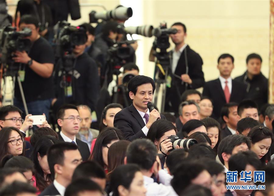 （兩會(huì)&middot;新華網(wǎng)）（2）李克強(qiáng)總理與中外記者見(jiàn)面